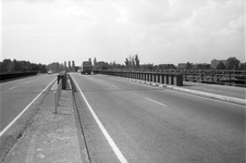 84150 Gezicht op de Rijksweg 22 te Utrecht, uit het noordoosten, ter hoogte van het viaduct over de spoorlijnen bij het ...
